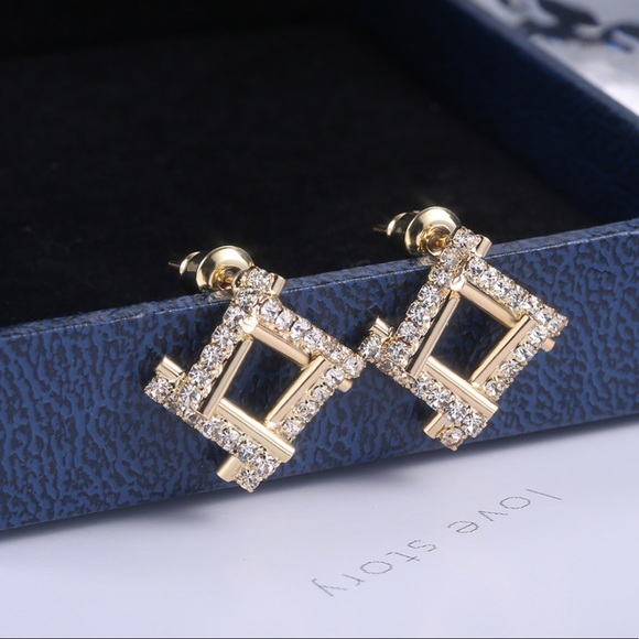 ✨SOLD OUT✨Stunning 18K Gold Square Studs✨ - Picture 6 of 8
